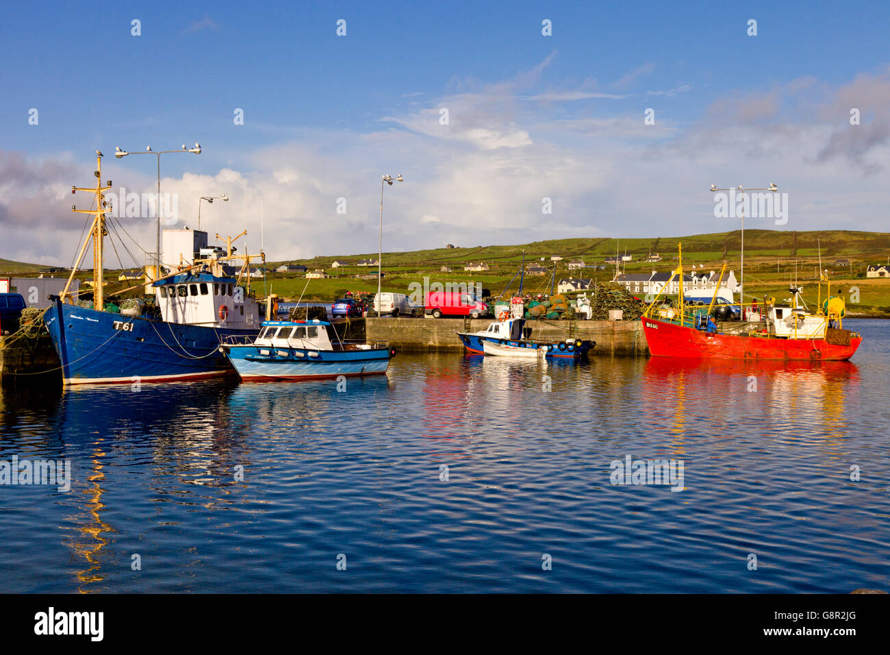 Les bateaux de pêche amarrés dans le port de Portmagee, dans le comté de Kerry en Irlande, l'Europe. Banque D'Images