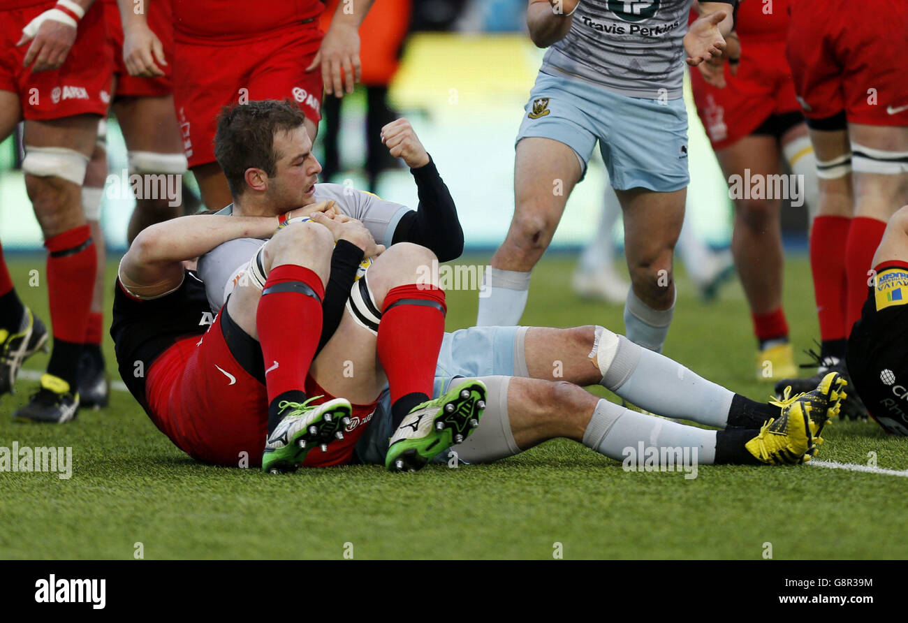 Stephen Myler de Northampton Saints célèbre son premier essai lors du match Aviva Premiership à Allianz Park, Londres. Banque D'Images