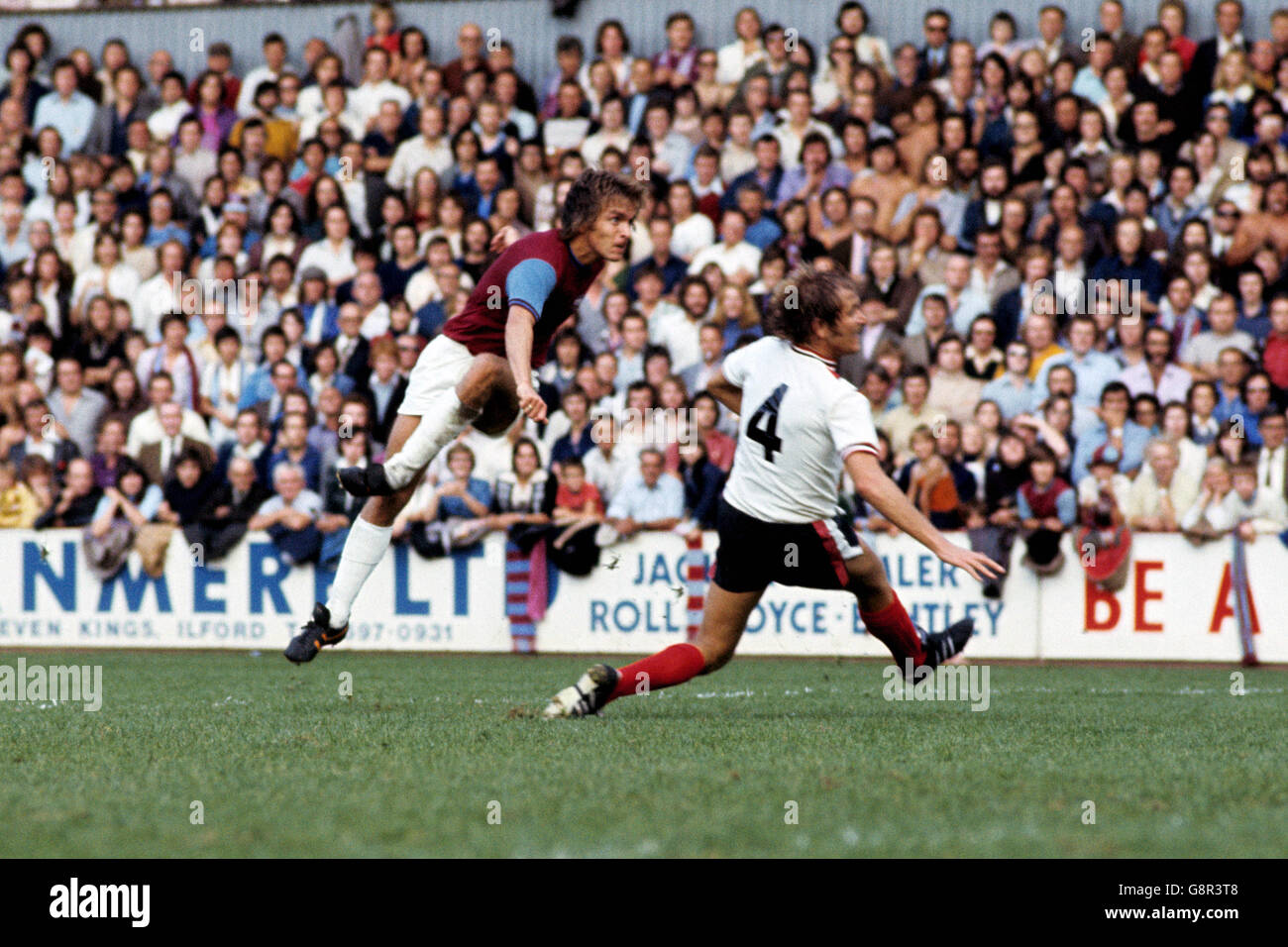 Football - football League Division One - West Ham United v Sheffield United - Upton Park.Billy Jennings (l), de West Ham United, tire sur une balle Banque D'Images