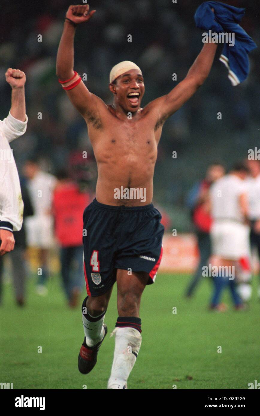 Paul Ince d'Angleterre célèbre après le match comme le clinch d'Angleterre Leur place dans la finale de la coupe du monde Banque D'Images