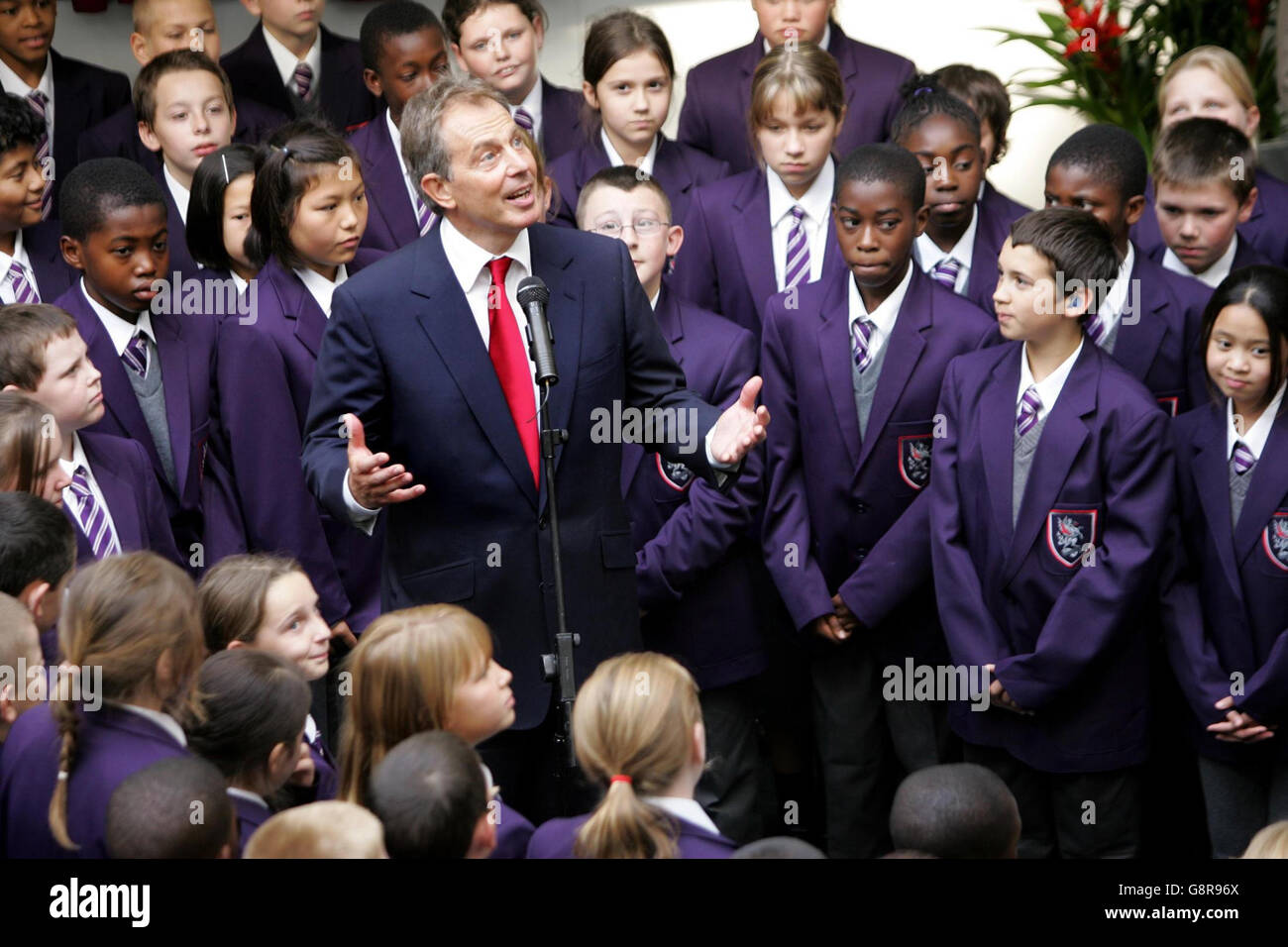 Le Premier ministre britannique Tony Blair visite la City of London Academy dans le sud de Londres le lundi 12 septembre 2005, date d'ouverture, où il prononce un discours sur l'avenir des académies municipales. Le premier ministre a admis aujourd'hui que les plus performants avaient le choix et le pouvoir sur le système d'éducation. Et il a dit qu'il n'était pas assez naïf pour croire qu'ils pourraient jamais parvenir à une situation où la richesse n'avait pas d'importance dans l'éducation. Voir PA Story POLITICS Blair. APPUYEZ SUR ASSOCIATION PHOTO. Le crédit photo devrait se lire: Paul Rogers/WPA Rota/PA Banque D'Images