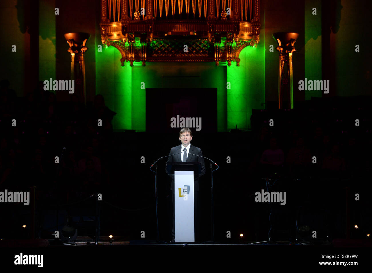 David Nicholls interprète la lettre de F Scott Fitzgerald lors de la quatrième nuit de la série Letters Live au Freemason's Hall, Londres. Banque D'Images