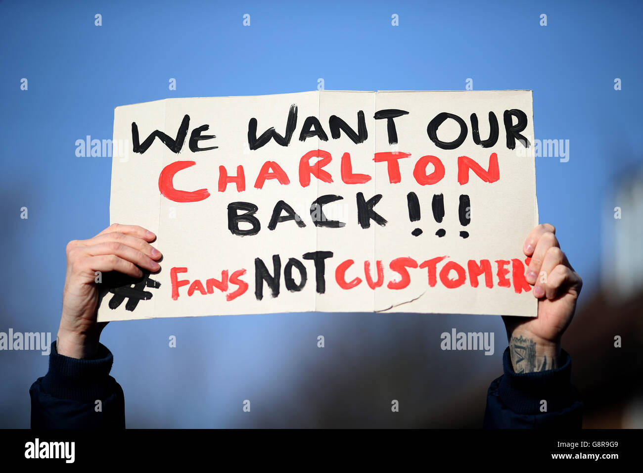 Les fans de Charlton Athletic lors d'une procession funéraire protestent devant le jeu Banque D'Images