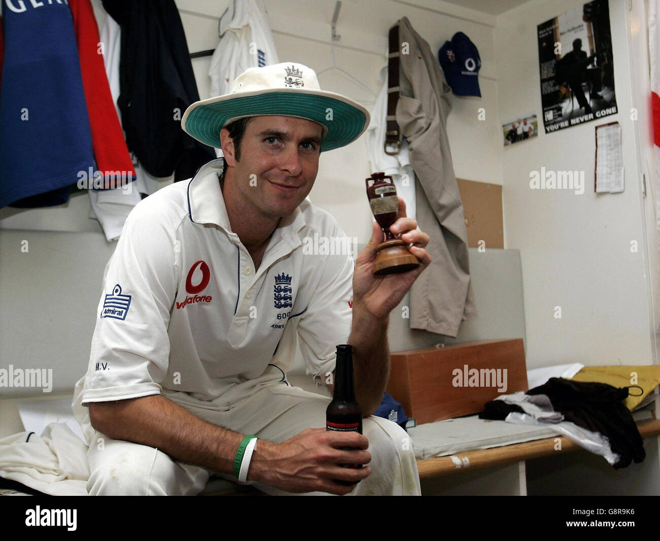 Le capitaine d'Angleterre Michael Vaughan tient les cendres dans le vestiaire après avoir gagné les cendres le dernier jour du cinquième match du npower Test contre l'Australie au Brit Oval, Londres, le lundi 12 septembre 2005. L'Angleterre a retrouvé les cendres après avoir dessiné le dernier Test Match et gagné la série 2-1. APPUYEZ SUR ASSOCIATION photo. Le crédit photo doit se lire comme suit : Tom Shaw/Getty Images/PA/POOL Banque D'Images