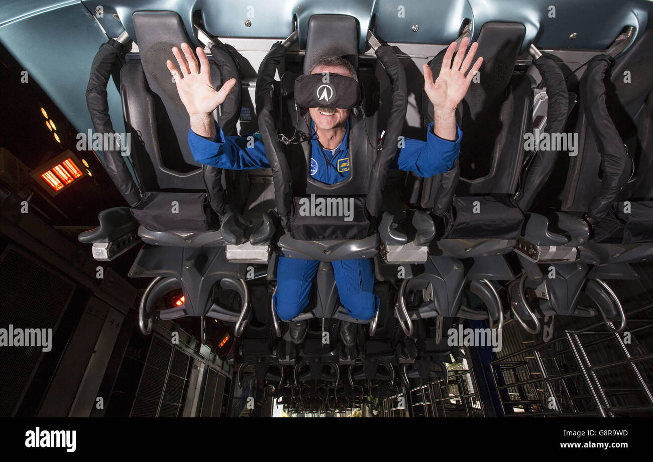 L'astronaute Chris Hadfield est la première personne à monter à bord de Galactica, un nouveau rollercoaster de réalité virtuelle, au Alton Towers Resort de Staffordshire, qui ouvrira ses portes au public le jeudi 24 mars. Banque D'Images