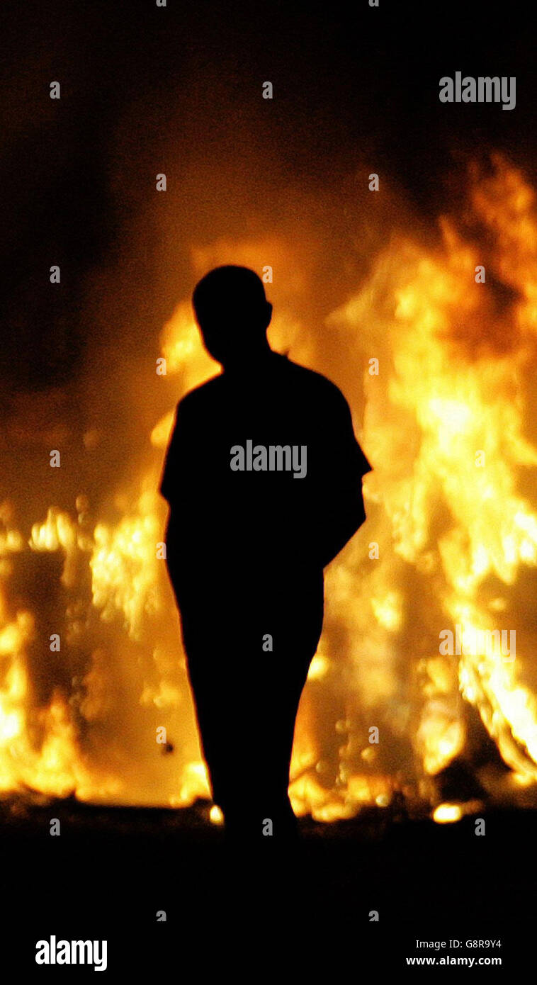 Un jeune protestant passe devant un autobus en feu à Belfast Nord, Irlande du Nord, le lundi 12 septembre 2005.Des bombardiers à essence loyalistes ont attaqué ce soir un poste de police de Belfast alors que la violence a repris dans les rues de la ville.Les voitures ont été incendiées et les routes principales fermées pendant la troisième nuit de désordre.Les foules sont redescendit sur les déchaînons après que les manifestants aient fait le chaos des heures de pointe sur les routes en dehors de la ville.Voir l'histoire de l'AP ULSTER violence.APPUYEZ SUR ASSOCIATION photo.Le crédit photo devrait se lire comme suit : PA Banque D'Images