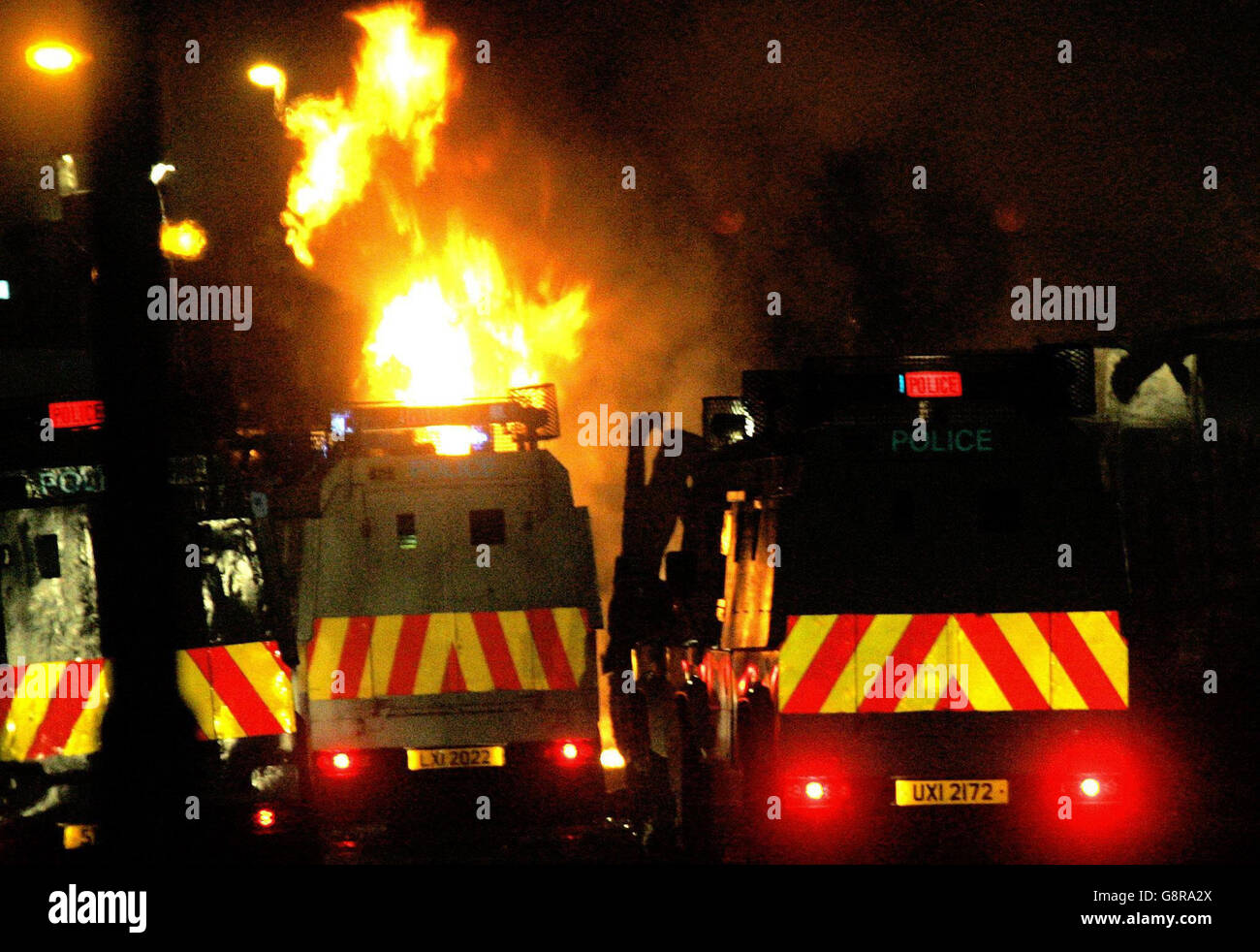 Les véhicules sont en feu dans le nord de Belfast, en Irlande du Nord, le lundi 12 septembre 2005. Des bombardiers à essence loyalistes ont attaqué ce soir un poste de police de Belfast alors que la violence a repris dans les rues de la ville. Les voitures ont été incendiées et les routes principales fermées pendant la troisième nuit de désordre. Les foules sont redescendit sur les déchaînons après que les manifestants aient fait le chaos des heures de pointe sur les routes en dehors de la ville. Voir l'histoire de l'AP ULSTER violence. APPUYEZ SUR ASSOCIATION photo. Le crédit photo devrait se lire comme suit : PA Banque D'Images