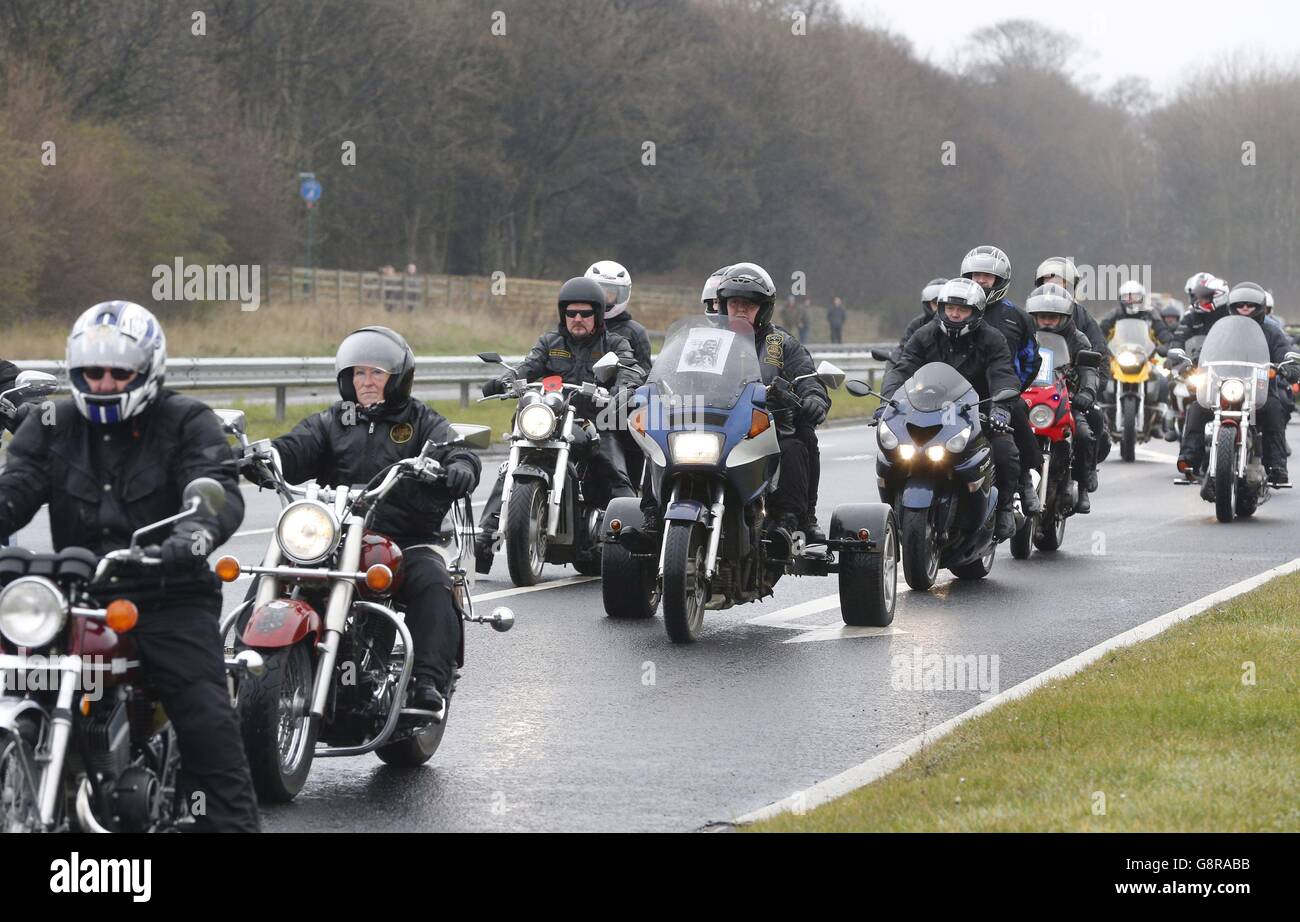 Les motards arrivent au Kirkleatham Memorial Park pour les funérailles de Mick Collings, qui est mort dans l'accident de la Didcot Power Station. Banque D'Images