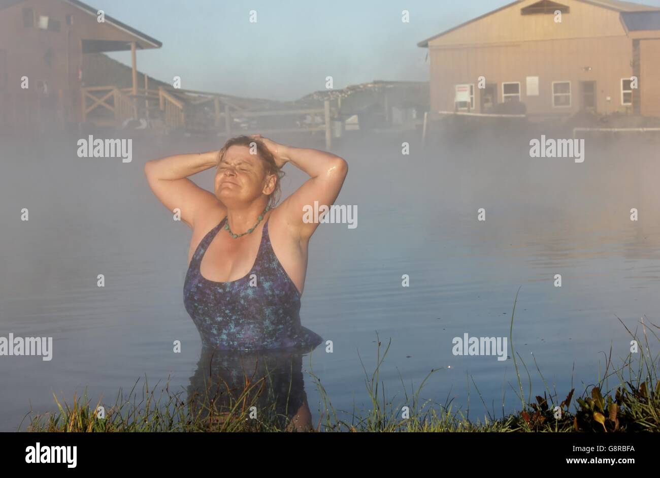 Enveloppes de lumière tôt le matin ce hot spring en amateur pour se détendre. Banque D'Images