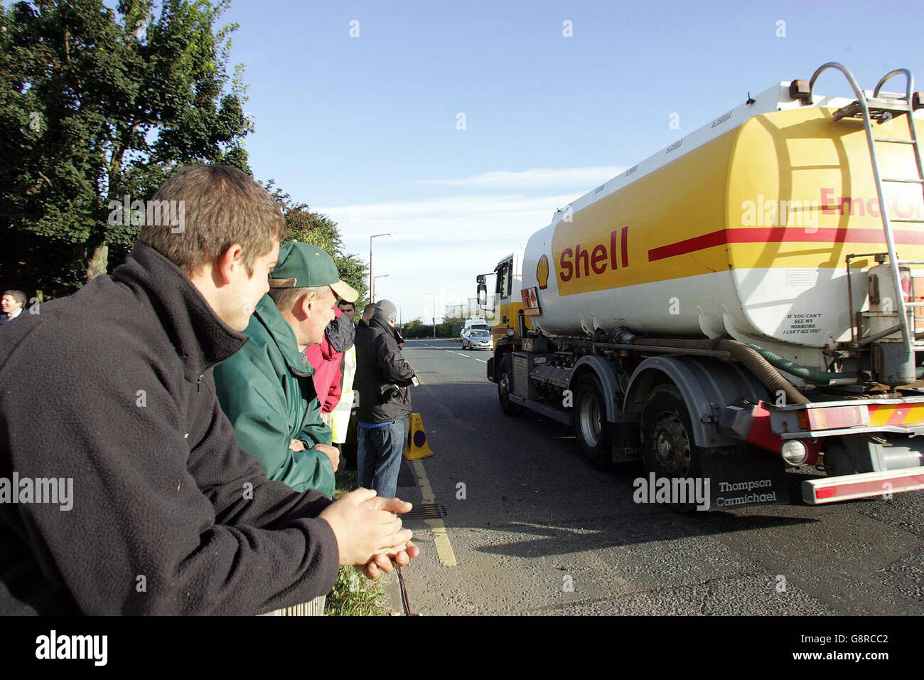 Des manifestants pour le carburant se trouvent à l'extérieur de la raffinerie Shell, à Jarow, au Tyneside, le mercredi 14 septembre 2005.Les manifestations très médiatisées qui ont conduit à l'achat de panique à la pompe ne se sont pas concrétisées aujourd'hui, avec seulement une poignée de manifestants.Des centaines de personnes devaient se rendre dans les raffineries de tout le pays, mais la plus grande manifestation s'étendait à environ une douzaine à l'extérieur de la raffinerie Shell de Jurow.Voir PA Story POLITICS Fuel.APPUYEZ SUR ASSOCIATION photo.Le crédit photo devrait se lire: Owen Humphreys/PA Banque D'Images