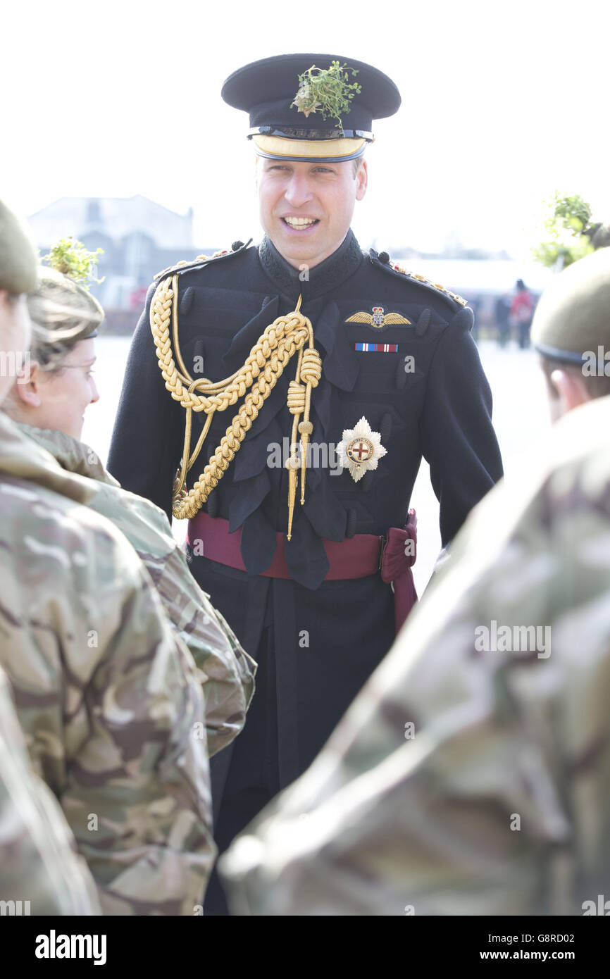 Le duc de Cambridge assiste au défilé de la St Patrick du régiment de la Garde irlandaise lors d'une visite à la caserne de Cavalry à Hounslow, dans l'ouest de Londres. Banque D'Images
