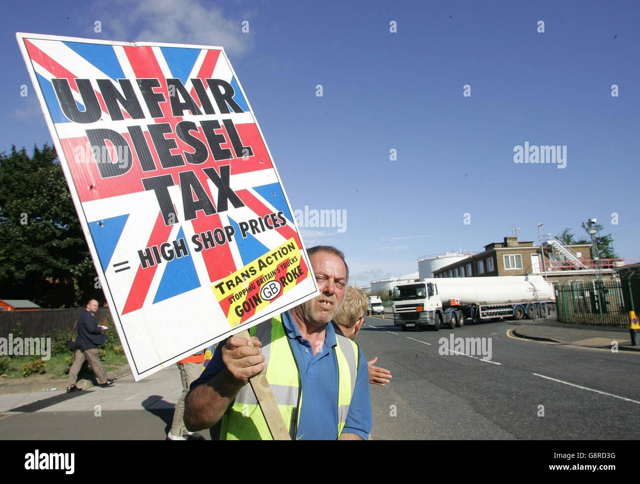 John Stewart proteste aujourd'hui à Jarow dans South Shields (mercredi 14 septembre 2005)... alors que la manifestation tant médiatisée qui a conduit à l'achat de panique à la pompe ne s'est pas concrétisée. Des centaines de personnes devaient se rendre dans les raffineries de tout le pays, mais la plus grande manifestation s'étendait jusqu'à environ une douzaine à l'extérieur de la raffinerie Shell de Jurow, au sud de Tyneside. Voir PA Story POLITICS Fuel. APPUYEZ SUR ASSOCIATION photo. Le crédit photo devrait se lire: Owen Humphreys/PA Banque D'Images