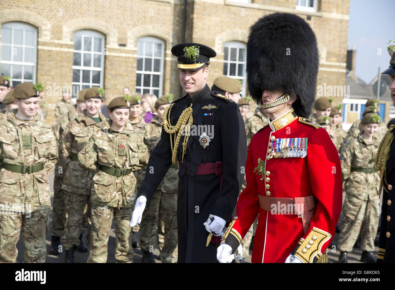 Membres des gardes irlandais lors d'une visite du duc de Cambridge au défilé du régiment de la St Patrick à la caserne de Cavalry à Hounslow, dans l'ouest de Londres. Banque D'Images