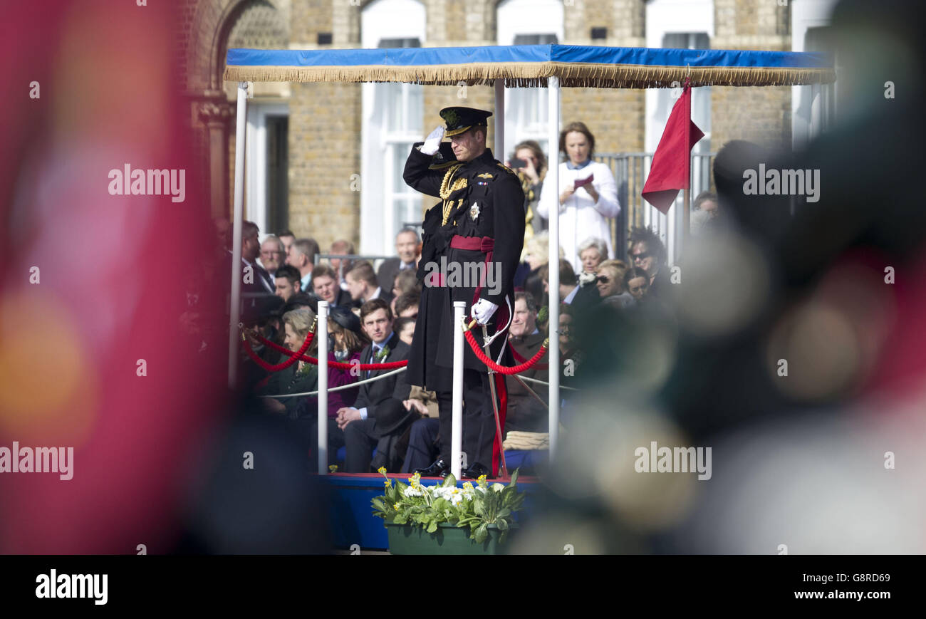 Le duc de Cambridge assiste au défilé de la St Patrick du régiment de la Garde irlandaise lors d'une visite à la caserne de Cavalry à Hounslow, dans l'ouest de Londres. Banque D'Images