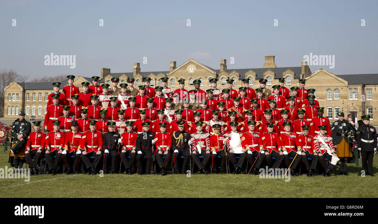 Le duc de Cambridge pose la photo du groupe de mess du caporal avec les gardes irlandais lors d'une visite à la caserne de Cavalry à Hounslow, dans l'ouest de Londres. Banque D'Images