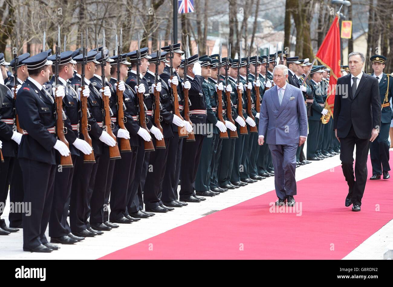 Le Prince de Galles inspecte une garde d'honneur avec le Président Vujanovic (à droite) au Palais du Président à Cetinje, au Monténégro, le cinquième jour de sa tournée de six jours dans les Balkans avec la duchesse des quatre pays de Cornouailles. Banque D'Images
