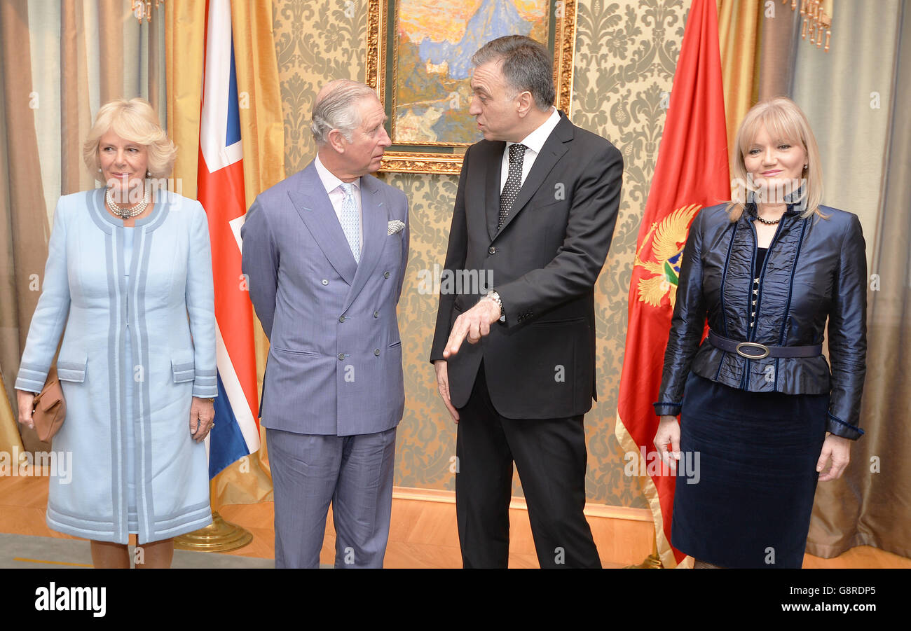 (Gauche-droite) la duchesse de Cornouailles, le prince de Galles, le président Vujanovic et Svetlana Vujanovic au palais du président à Cetinje au Monténégro, le cinquième jour de leur voyage de six jours dans quatre pays dans les Balkans. Banque D'Images