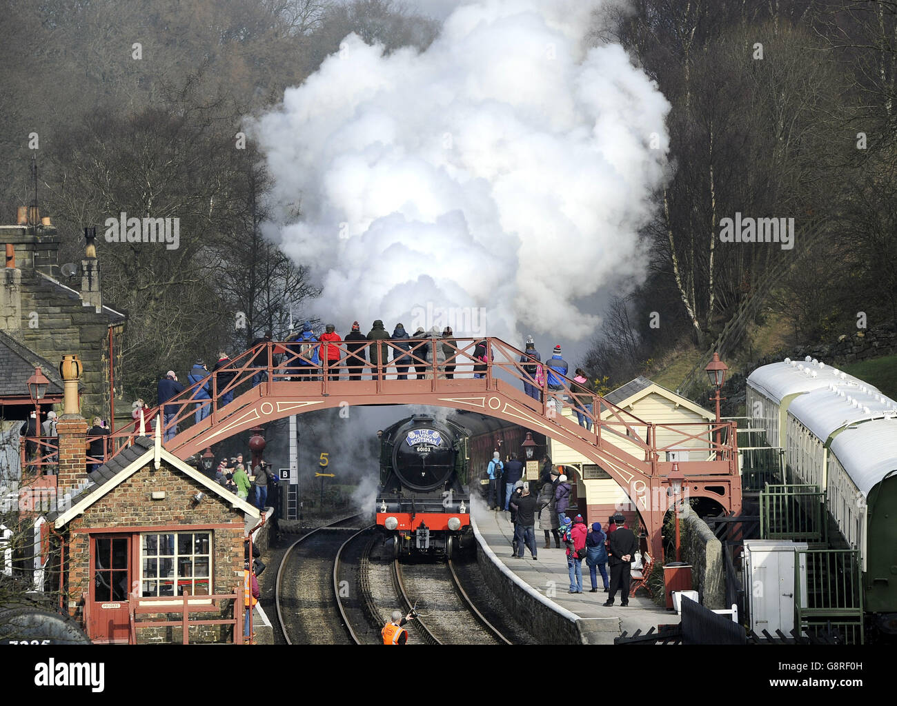 Le Flying Scotsman traverse la gare de Goathland, rendue célèbre dans la série télévisée Heartbeat, dans le parc national des Moors de North York, en route de Grosmont à Pickering le premier jour sur le chemin de fer des Moors de North York. Banque D'Images