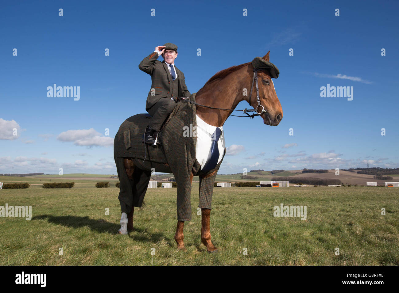 Ancien jockey A.P. McCoy dévoile la première combinaison Harris Tweed authentique au monde conçue pour un cheval de course, qui a été spécialement commandée par William Hill pour célébrer l'ouverture du Cheltenham Festival de cette année. Banque D'Images