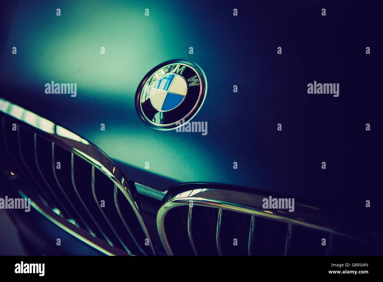 Logo BMW sur le capot de voiture Banque D'Images