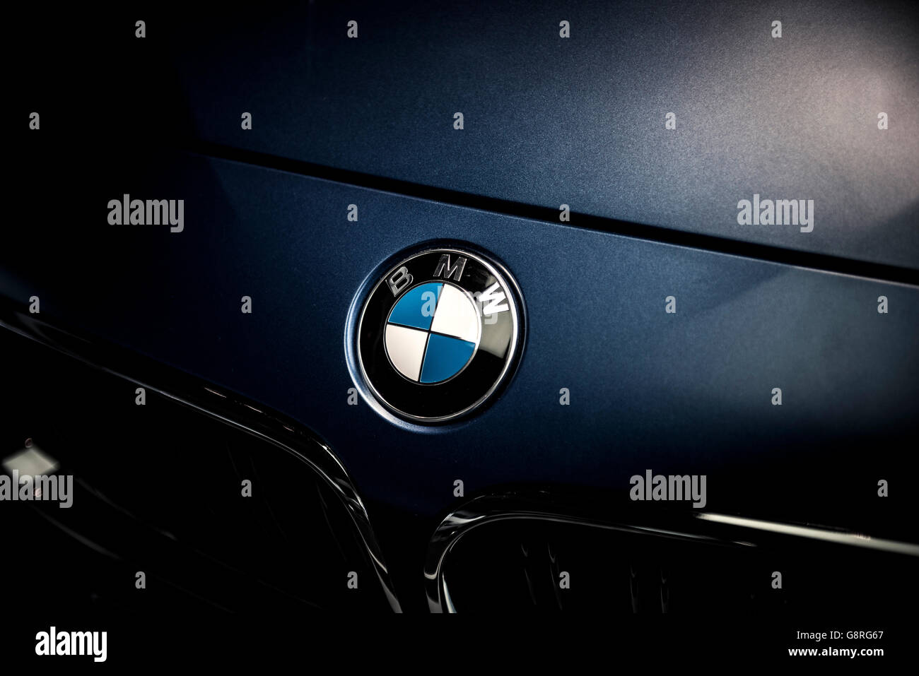 Logo BMW sur le capot de voiture Banque D'Images