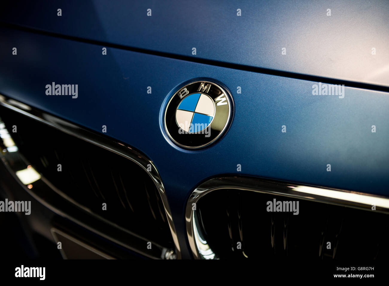 Logo BMW sur le capot de voiture Banque D'Images