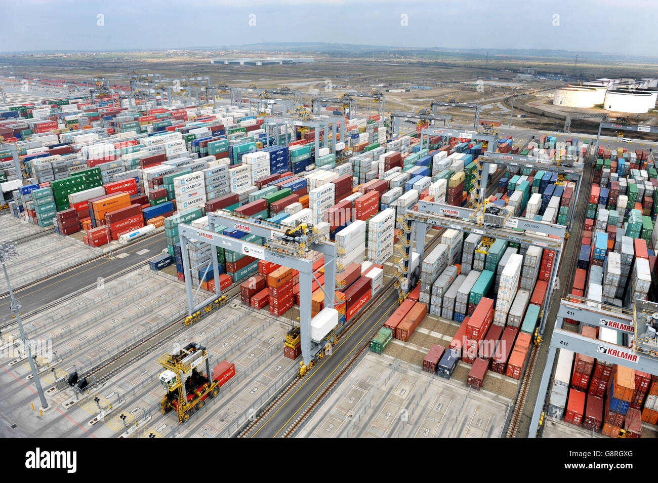 Photo de stock de piles de conteneurs à DP World London Gateway, port de conteneurs à Stanford-le-Hope, Essex. Banque D'Images