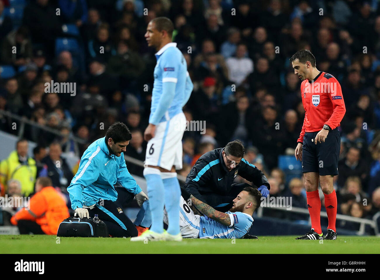 Nicolas Otamendi de Manchester City reçoit un traitement pour une blessure lors du match de la Ligue des champions de l'UEFA au stade Etihad de Manchester. Banque D'Images