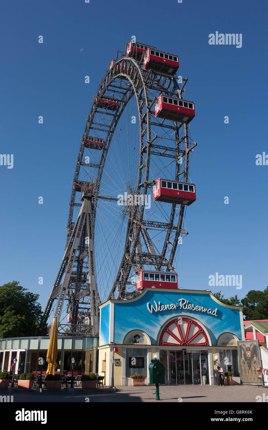 Les 64,75 mètres de hauteur Wiener grande roue Riesenrad en parc d'attractions Prater dans Leopoldstadt, le 2ème arrondissement de Vienne, Autriche, de l'Union européenne. Construit en 1897, il a été le plus haut du monde Grande roue existante de 1920 à 1985 et est l'une des plus populaires attractions touristiques. Banque D'Images