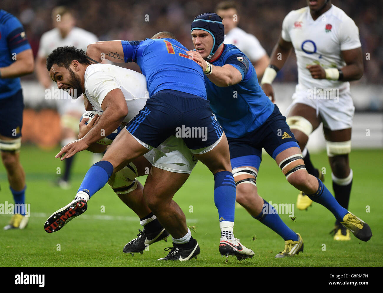 Billy Vunipola, en Angleterre, tente de passer par Bernard le Roux (à droite) et Gael Fickou (au centre) pendant le match des six Nations du RBS de 2016 au Stade de France, à Paris. Banque D'Images