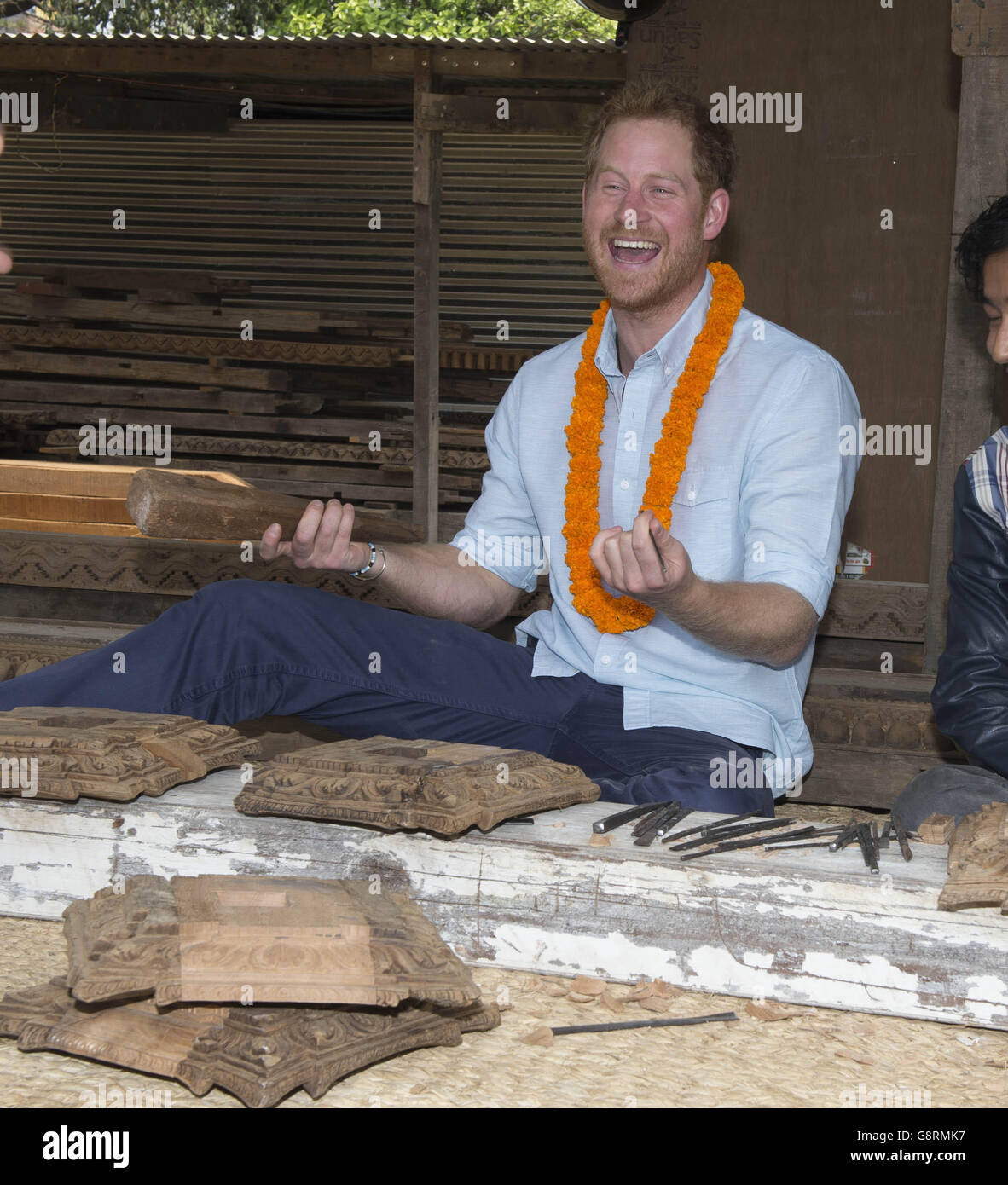 Le prince Harry tente de sculpter du bois sur la place Patan Durbar lors de sa visite au site historique du patrimoine mondial de l'UNESCO de Katmandou, qui a été endommagé lors du tremblement de terre de 2015, le deuxième jour de sa visite au Népal. Banque D'Images