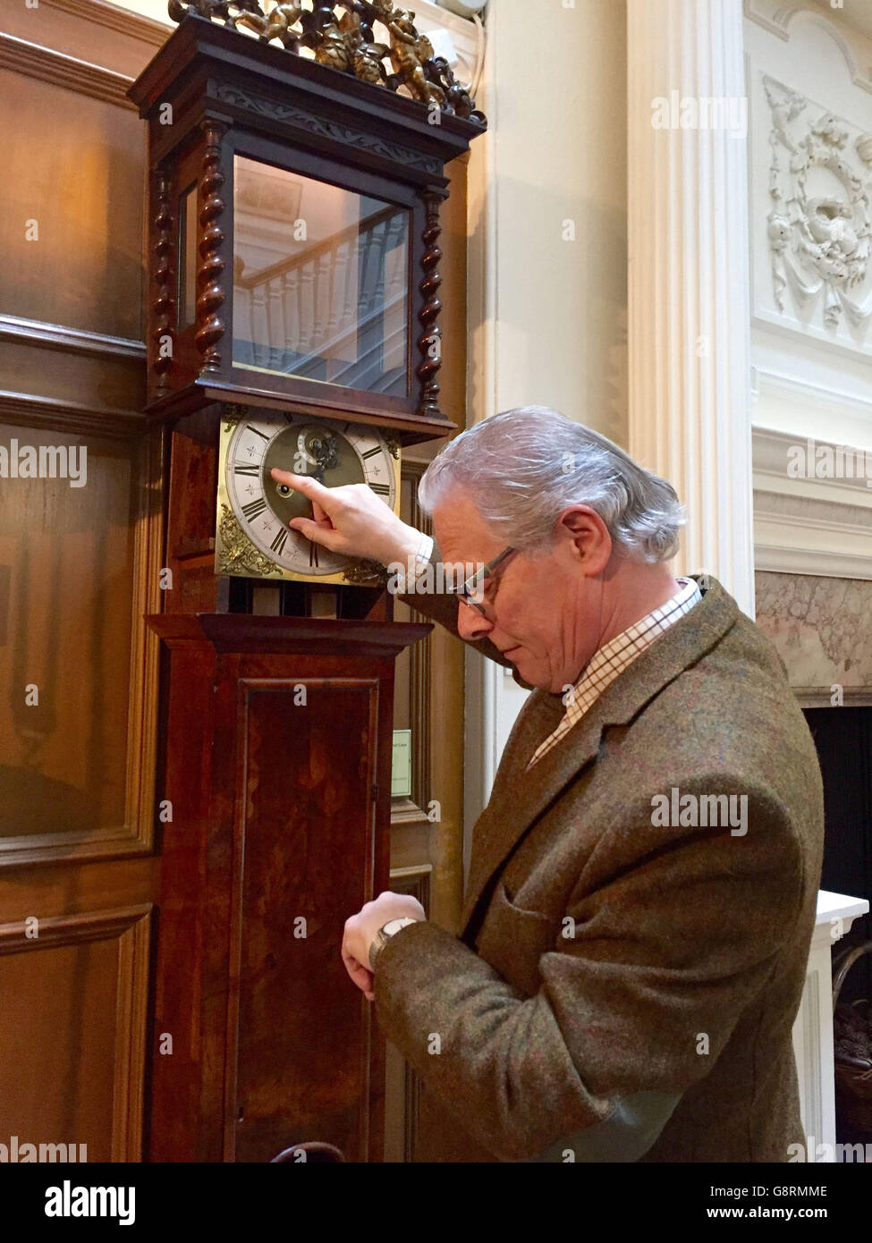 Alan Midleton, conservateur de la British Horological Institute Museum Trust près de Newark, dans le Nottinghamshire, ajuste une horloge avant le début de l'heure d'été britannique. Banque D'Images