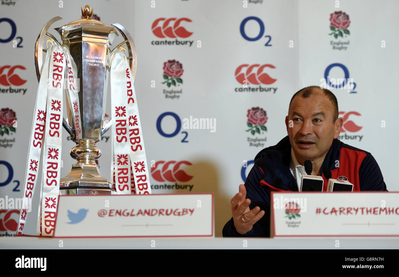 Eddie Jones, entraîneur-chef d'Angleterre, avec le Trophée des six Nations lors de la conférence de presse au parc Pennyhil, à Bagshot. Banque D'Images