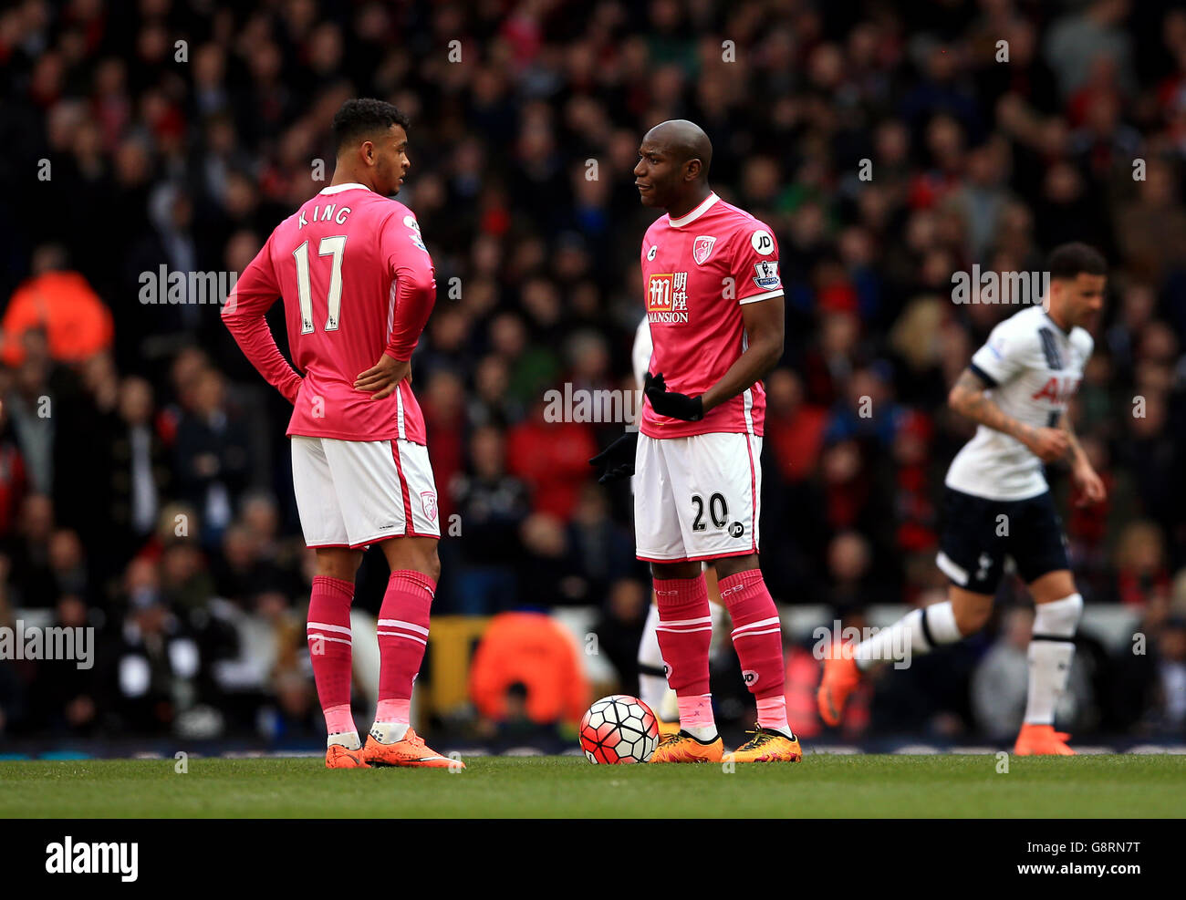 Joshua King (à gauche) et Benik Afobe, de l'AFC Bournemouth, semblent découragés après avoir concéder un deuxième but lors du match de la Barclays Premier League à White Hart Lane, Londres. Banque D'Images