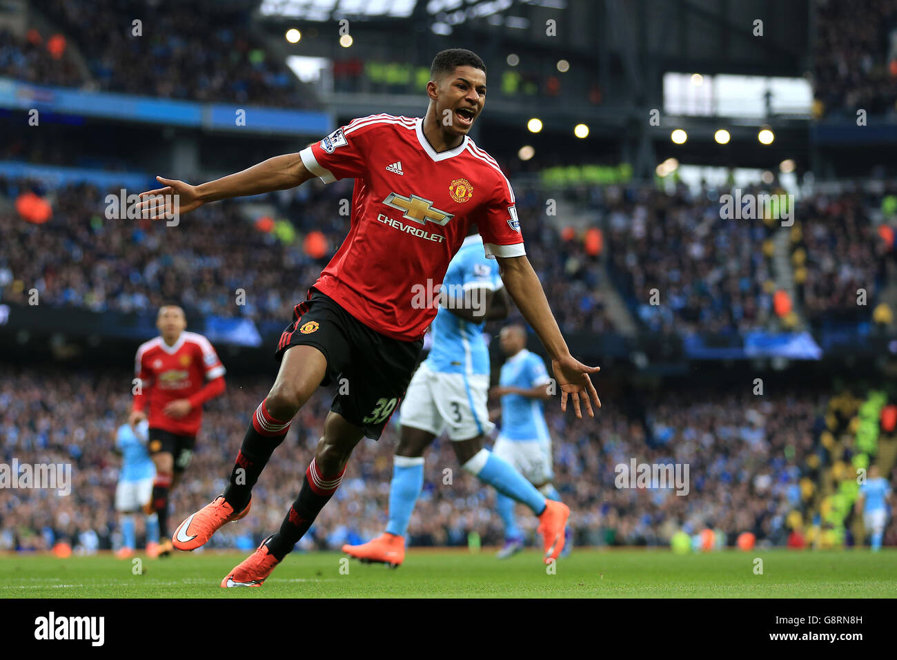 Marcus Rashford, de Manchester United, célèbre le premier but de sa partie lors du match de la Barclays Premier League au Etihad Stadium de Manchester. Banque D'Images