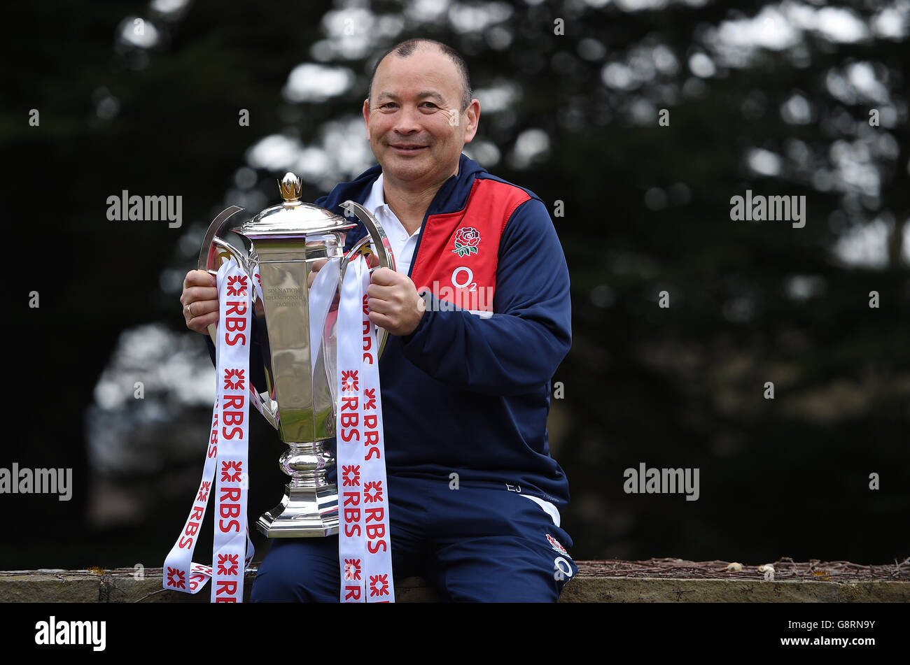 Eddie Jones, entraîneur-chef d'Angleterre, avec le Trophée des six Nations après la conférence de presse au parc Pennyhil, Bagshot. Banque D'Images