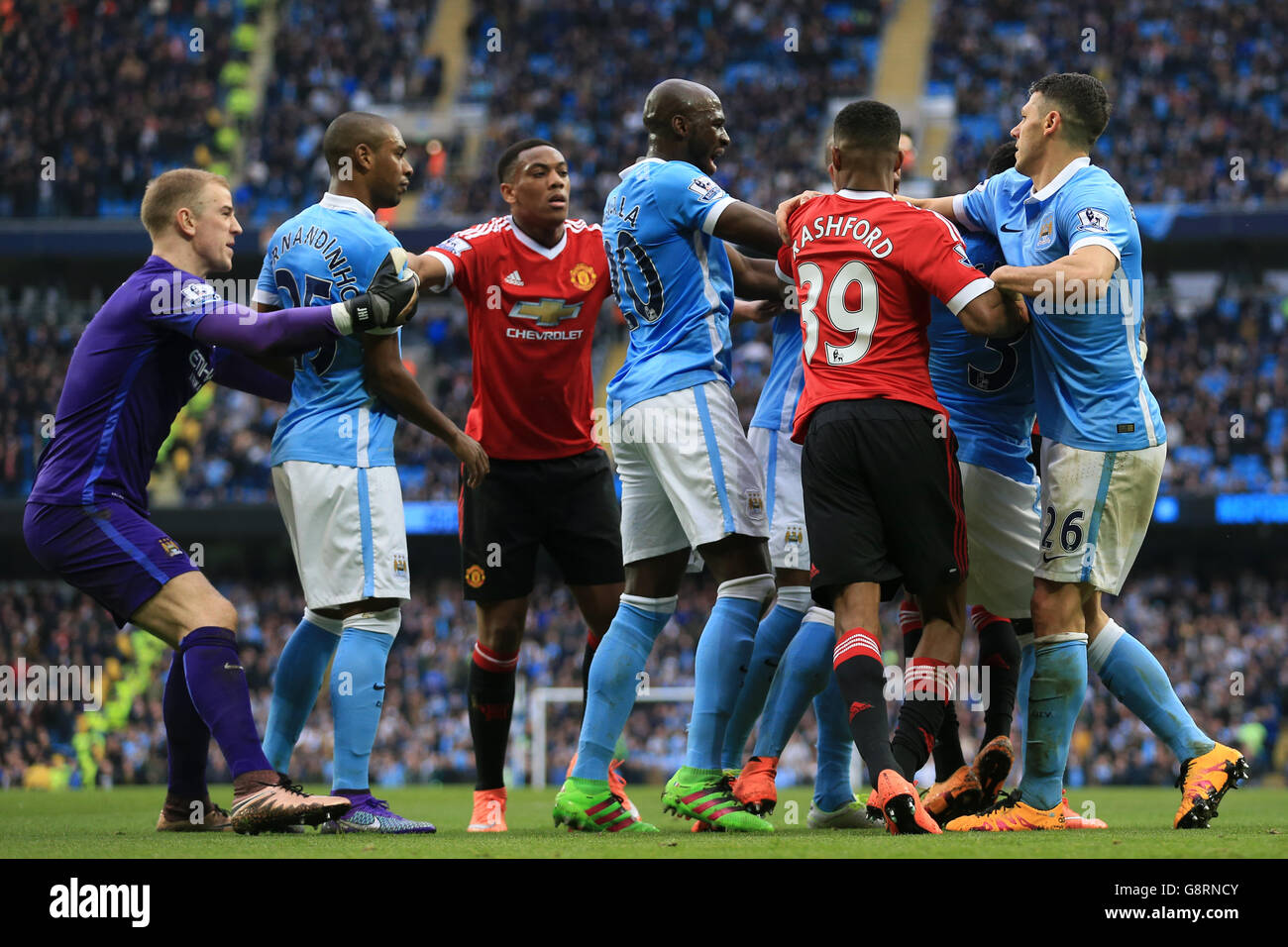 Les joueurs de Manchester United et les joueurs de Manchester City se disputent une pénalité de Manchester United lors du match de la Barclays Premier League au Etihad Stadium de Manchester. Banque D'Images