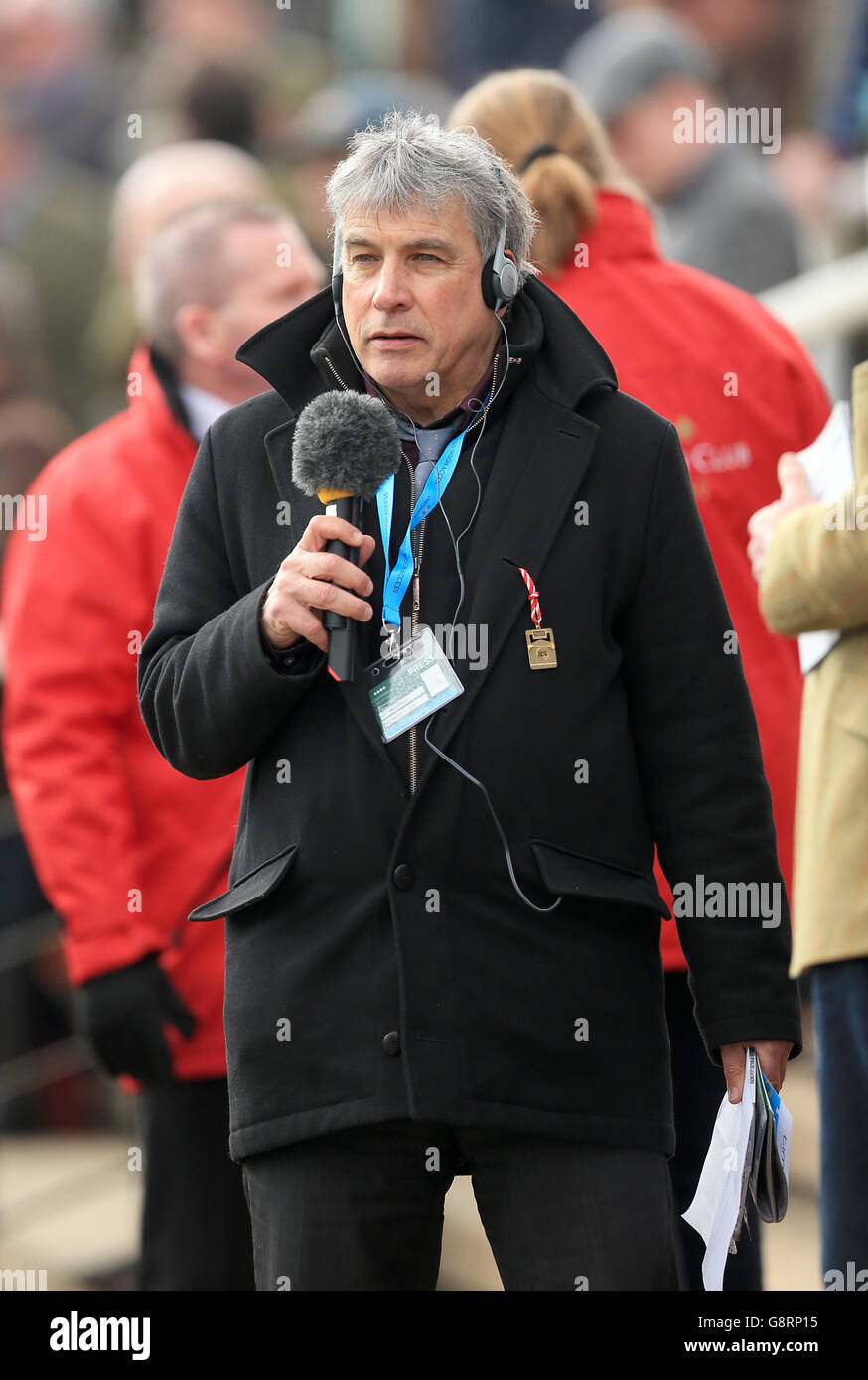 2016 Cheltenham Festival - Ladies Day - Cheltenham Racecourse.Présentateur John Inverdale pendant la Journée des dames du Cheltenham Festival 2016 à l'hippodrome de Cheltenham. Banque D'Images