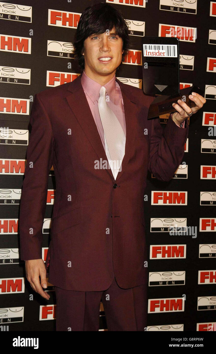 Vernon Kay, avec son prix FHM Most stylisé Man in Britain, arrive pour les FHM Insider Awards, qui se tiennent à la maison Victoria à Bloomsbury Square, dans le centre de Londres, le jeudi 15 septembre 2005. APPUYEZ SUR ASSOCIATION photo. Crédit photo devrait lire: Yui Mok / PA Banque D'Images