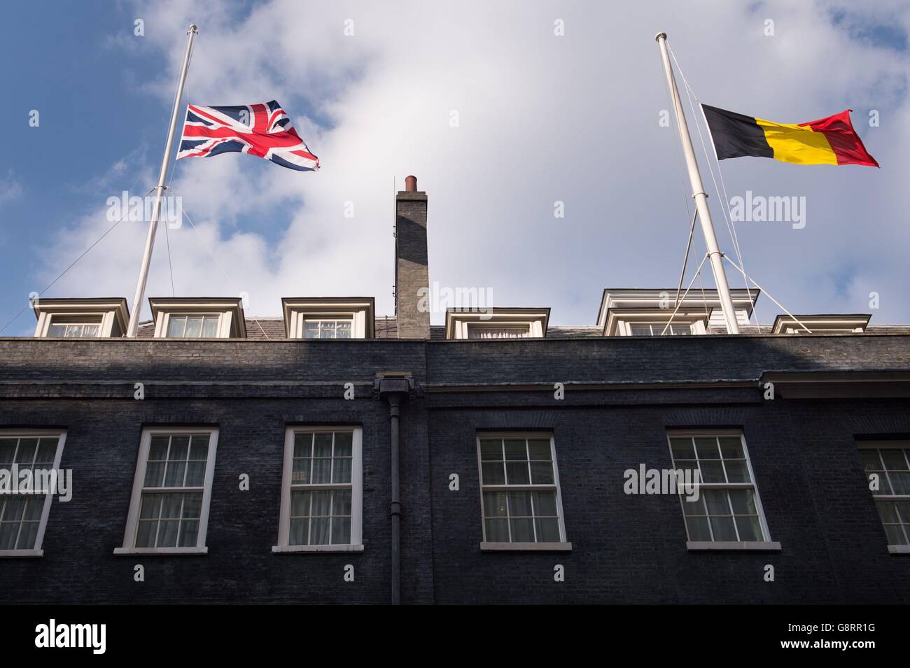 Le drapeau belge vole en Berne au-dessus du 10 Downing Street à Londres, à la suite d'attaques à la bombe coordonnées sur l'aéroport principal et le métro de Bruxelles. Banque D'Images
