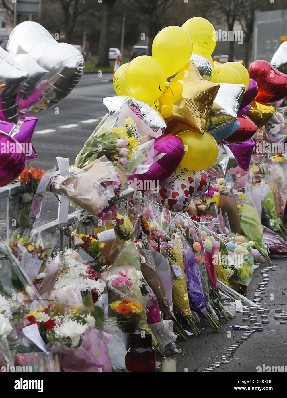 Hommages floraux laissés sur la Great Western Road à Clydebank, dans le West Dunbartonshire, près de l'endroit où le corps de l'adolescent assassiné Paige Doherty a été trouvé. Banque D'Images