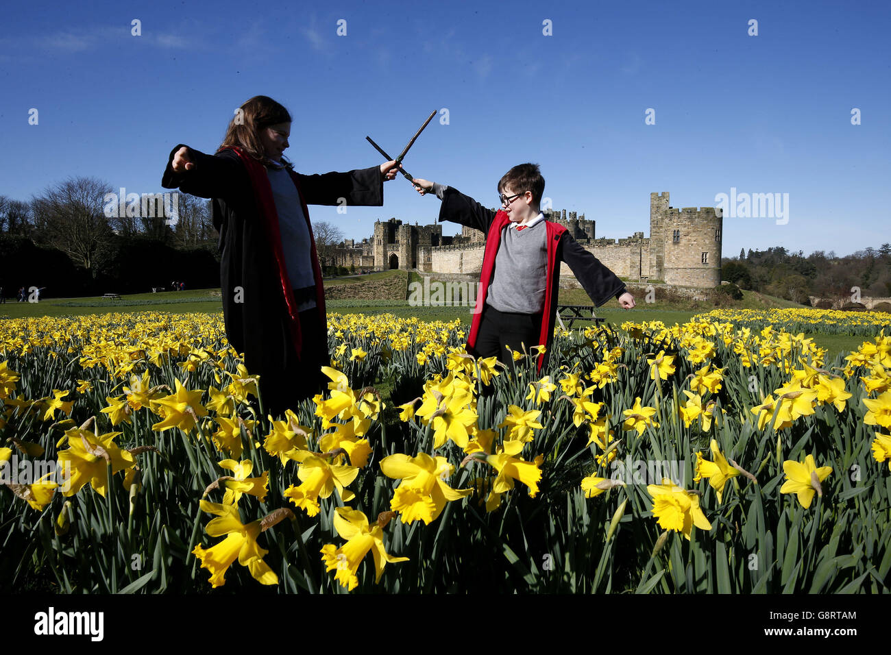 Thomas et Bethany Gilbert, de West Bromwich, pratiquent Harry Potter avant d'aller à la formation de bâton de poulet au château d'Alnwick, dans le Northumberland. Banque D'Images