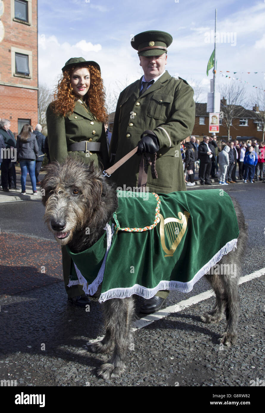 Connlaich Pickering et John Donnelly avec le chien-loup irlandais Tara avant la commémoration de Sinn Fein marquant les commémorations du centenaire de la montée de Pâques 1916 à Belfast. Date de la photo: Dimanche 27 mars 2016. Voir PA Story IRISH 1916. Le crédit photo devrait se lire comme suit : Liam McBurney/PA Wire Banque D'Images