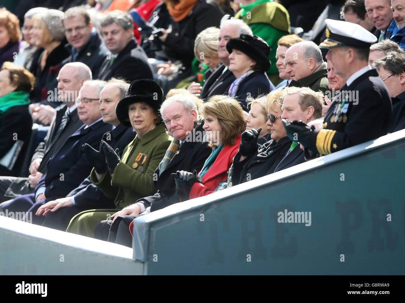 Martin McGuinness de Sinn Fein (centre) lors des commémorations du centenaire de la montée de Pâques 1916 à Dublin. Banque D'Images