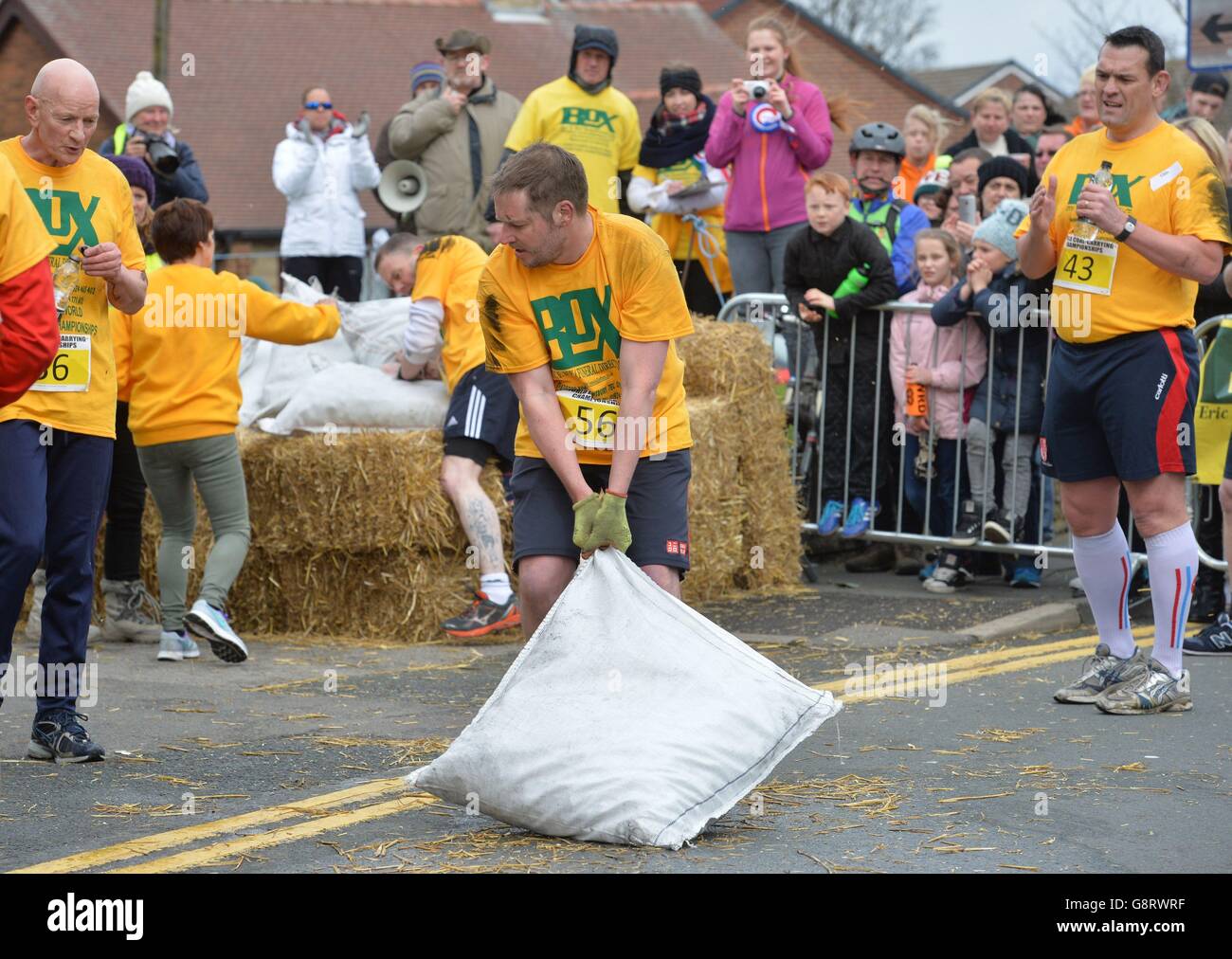 Un concurrent tire son sac de charbon jusqu'à la ligne d'arrivée lors des championnats du monde de transport de charbon à Gawthorpe, dans le West Yorkshire. Banque D'Images