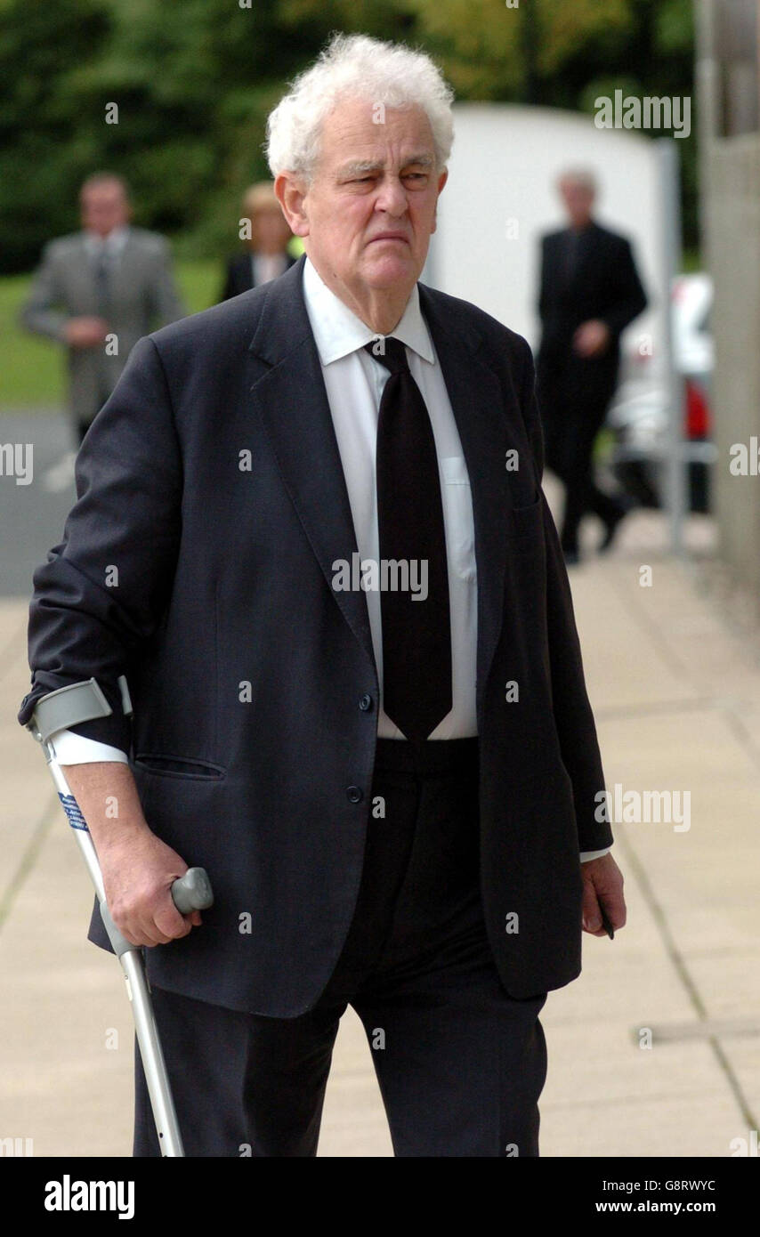 TAM Dalyell arrive pour le service commémoratif en l'honneur de l'ancien secrétaire aux Affaires étrangères Robin Cook au West Lothian College de Livingston, le dimanche 18 septembre 2005.Le service a été organisé par West Lothian Council pour permettre aux populations locales de rendre hommage à l'homme qui a servi comme député pendant plus de deux décennies.Le Parti travailliste prévoit également un service commémoratif en l'honneur de M. Cook, peut-être à Londres, plus tard cette année.Voir PA Story MEMORIAL Cook.APPUYEZ SUR ASSOCIATION photo.Le crédit photo devrait se lire : Danny Lawson/PA. Banque D'Images