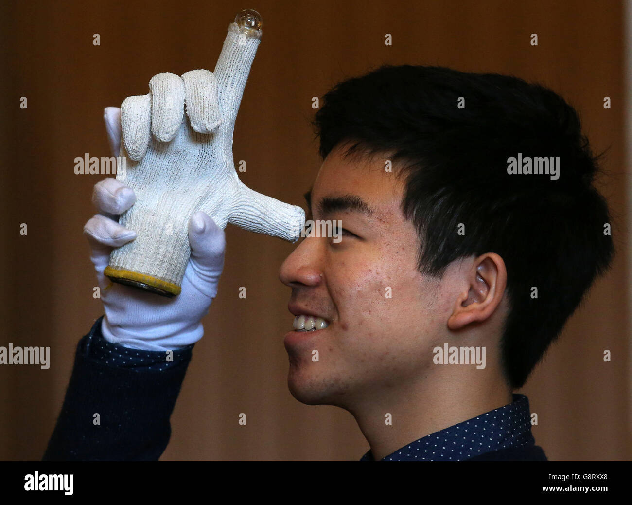 Kengo Shibata, étudiant à l'Université d'Édimbourg, voit vers un avenir plus radieux, un kaléidoscope fait du gant d'un volontaire après le tremblement de terre de 2011, utilisé pour enlever les débris de la ville dévastée, fera partie d'une exposition de kaléidoscopes célébrant le 200e anniversaire de l'invention de l'instrument. Banque D'Images