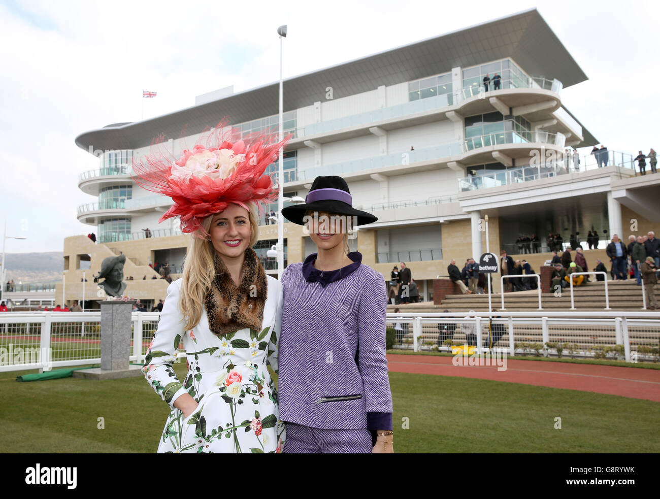 Mlle Cheltenham Sophie Lydia Smith (à gauche) et Vogue Williams lors de la Journée des dames au Cheltenham Festival 2016 de Cheltenham Racecourse. Banque D'Images