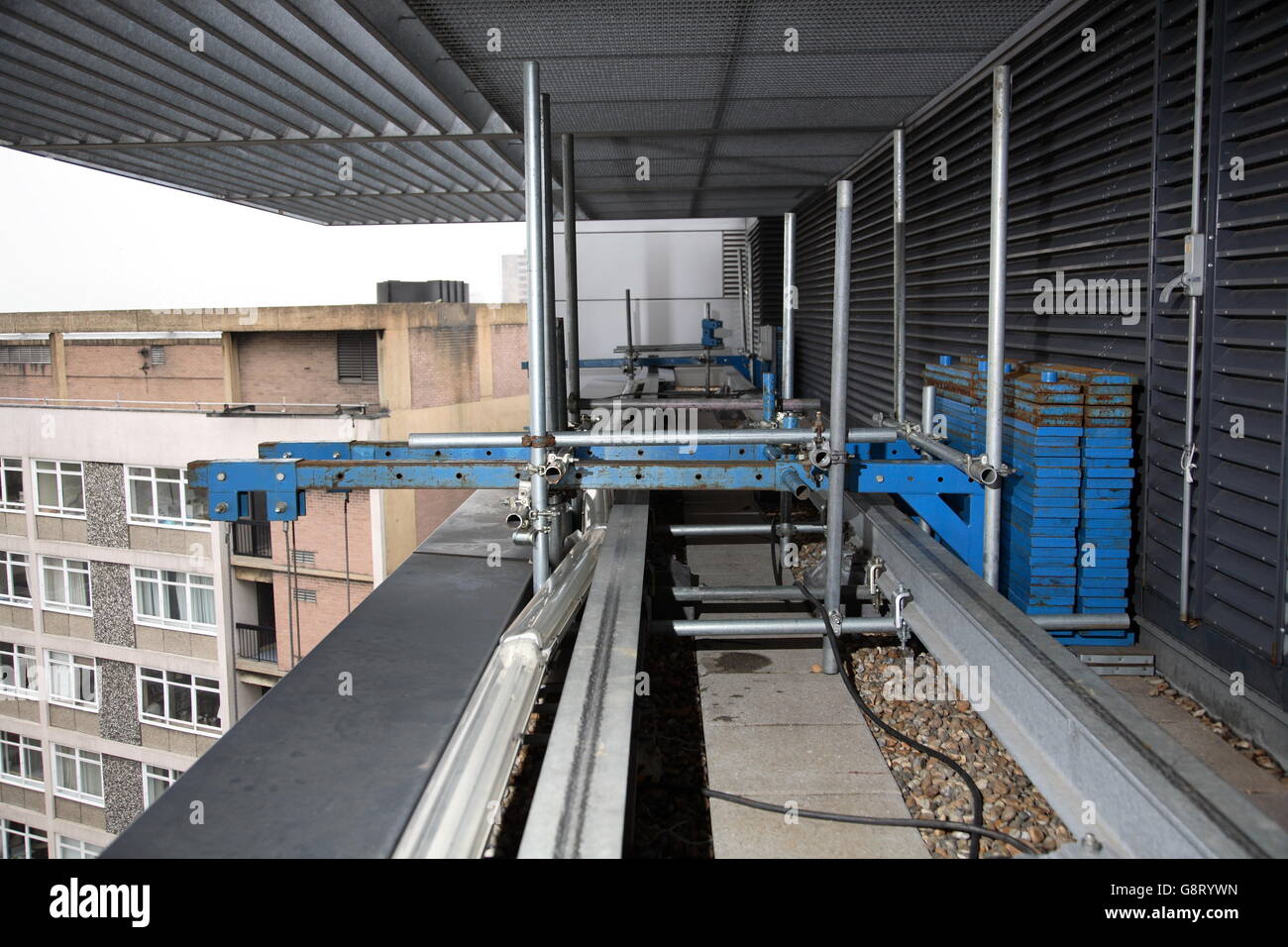 Bras de support de suspension berceaux installés pour fournir l'accès à la façade d'un hôtel de 12 étages à Londres, Royaume-Uni Banque D'Images
