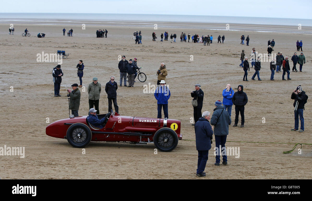 Malcolm page conduit le Sunbeam Tiger sur la plage d'Ainsdale, Merseyside dans le cadre du Festival de la vitesse 2016 de Southport, pour célébrer le 90 anniversaire de la rupture du record de vitesse terrestre, sur la plage quand il a été conduit par Sir Henry Segrave atteignant une vitesse de 156 mph. Banque D'Images